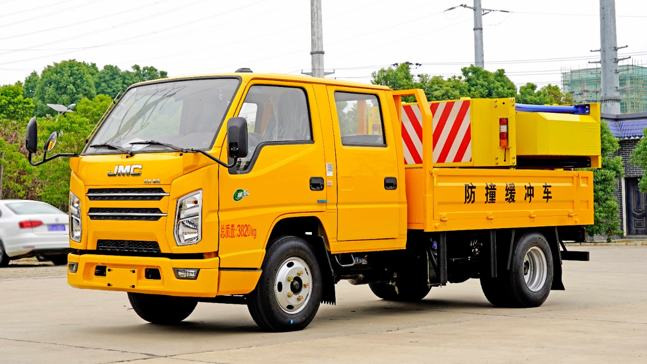 江鈴二級(jí)翻轉(zhuǎn)防撞緩沖車（配曼力西包）