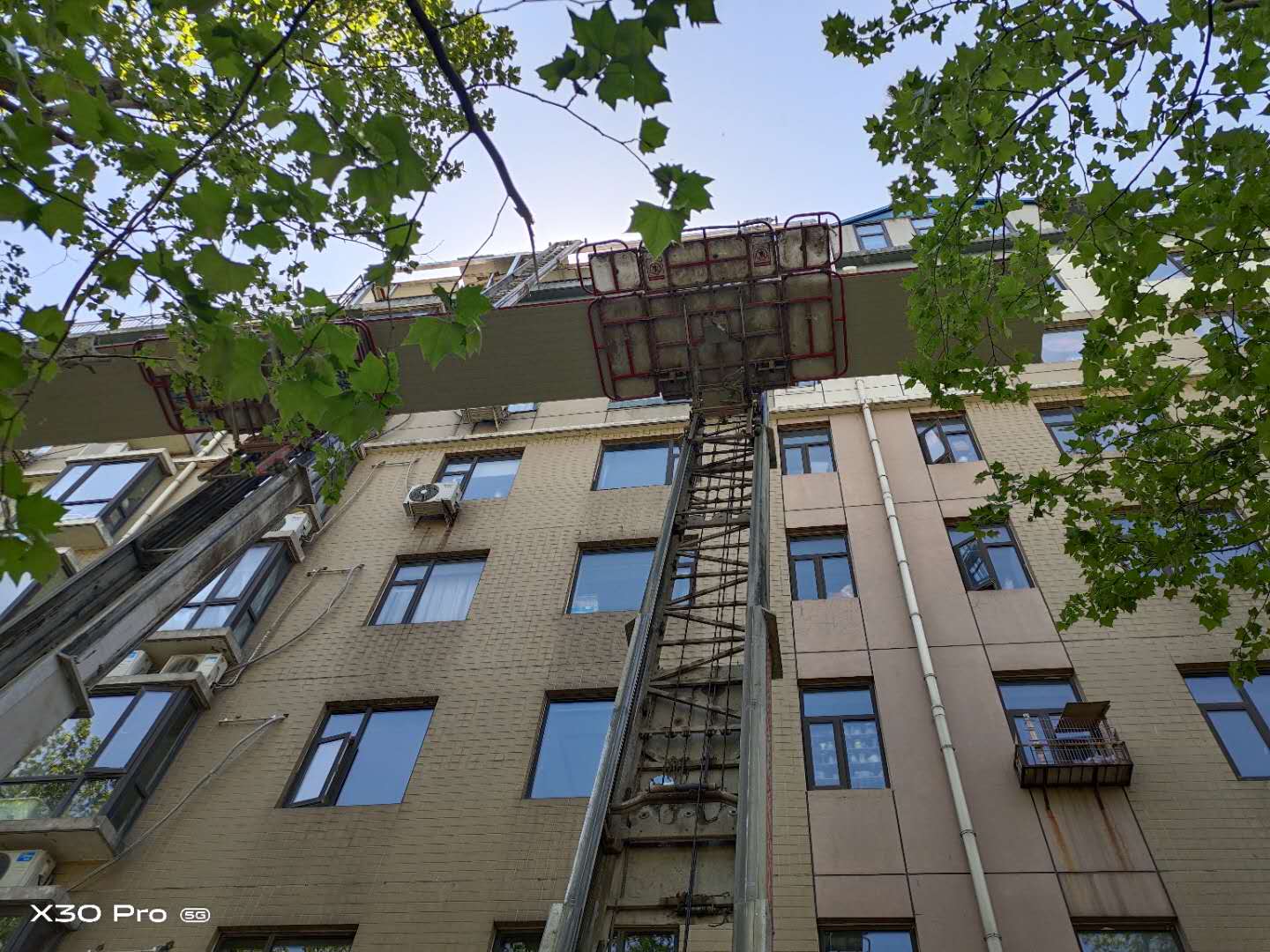 云梯車上彩鋼瓦